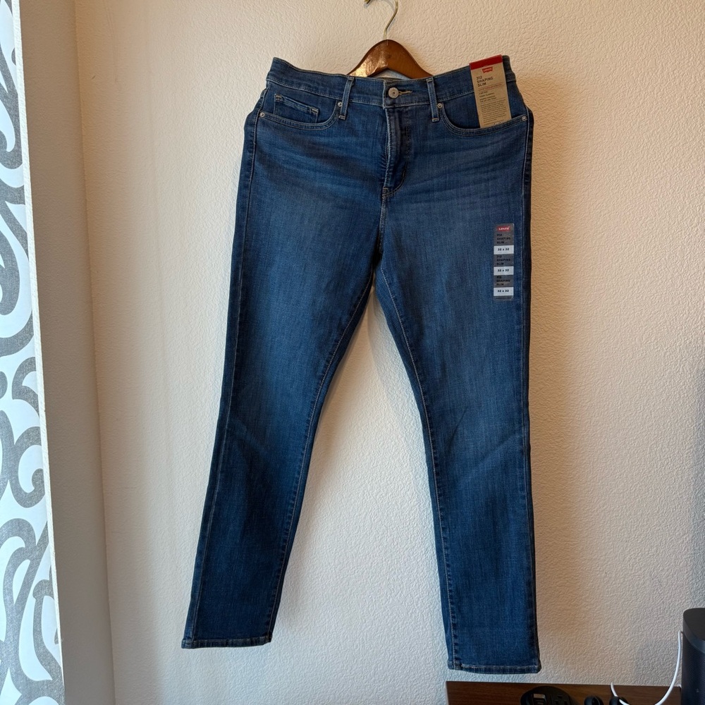 Levi's 312 Shaping Slim Jeans